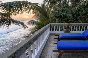 هتل Blue Sky Beach Resort