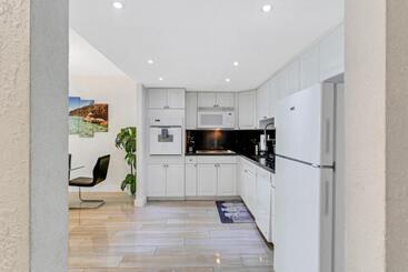 هتل Sunny Isles Ocean Reserve Condo Apartments