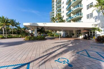 هتل Sunny Isles Ocean Reserve Condo Apartments