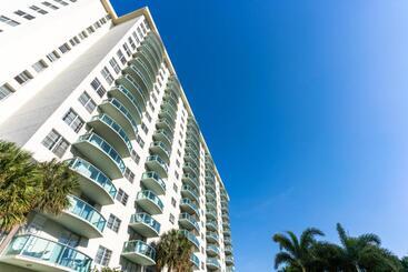 هتل Sunny Isles Ocean Reserve Condo Apartments