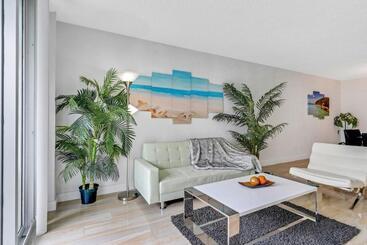 هتل Sunny Isles Ocean Reserve Condo Apartments