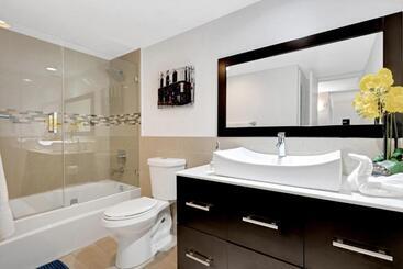 هتل Sunny Isles Ocean Reserve Condo Apartments
