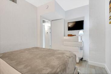 هتل Sunny Isles Ocean Reserve Condo Apartments