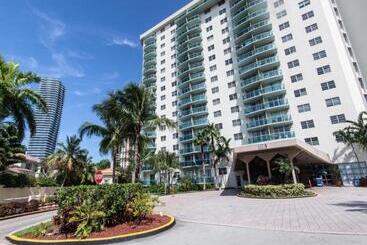 هتل Sunny Isles Ocean Reserve Condo Apartments