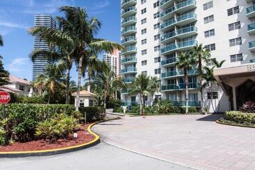 هتل Sunny Isles Ocean Reserve Condo Apartments