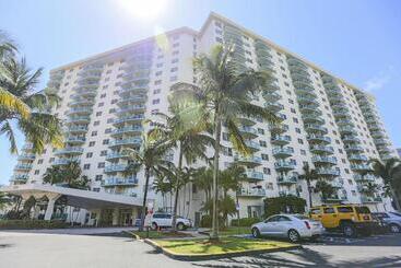 هتل Sunny Isles Ocean Reserve Condo Apartments