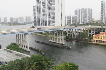 هتل Sunny Isles Ocean Reserve Condo Apartments