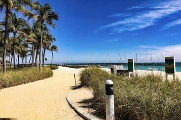 هتل Sunny Isles Ocean Reserve Condo Apartments
