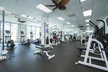 هتل Sunny Isles Ocean Reserve Condo Apartments