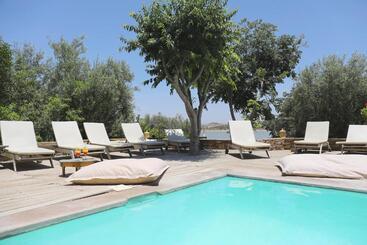 هتل Le Petit Hôtel Du Flouka