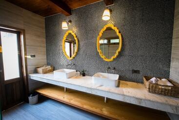 هتل Mela Garden Retreat Cottage