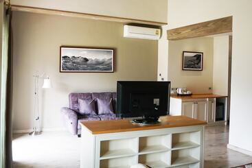 هتل Mela Garden Retreat Cottage