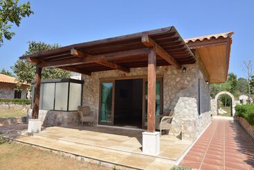 هتل Mela Garden Retreat Cottage
