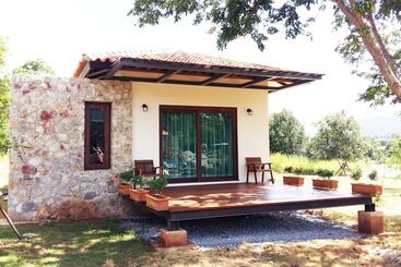 هتل Mela Garden Retreat Cottage