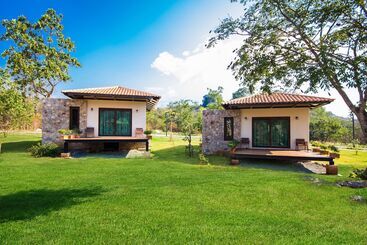 هتل Mela Garden Retreat Cottage