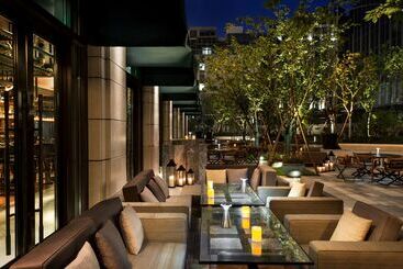 هتل Midtown Shangri La, Hangzhou   Around 5 Minutes Walking Distance To West Lake