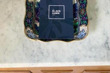 هتل The Black Hawk