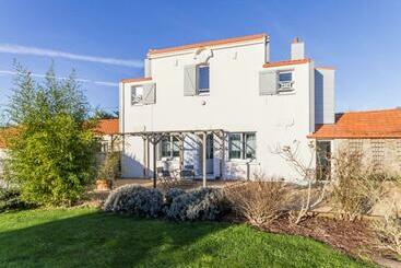 Gîte Paisible Proche De La Mer Avec Jardin, Wifi, Et équipements Bébé   Fr 1 306 1037 - Pornic