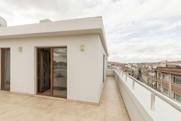 Lavin Hotel & Suites