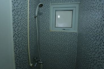 هتل Oyo 92318 Elis Rooms