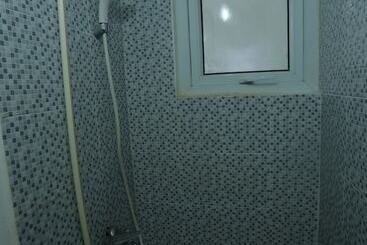 هتل Oyo 92318 Elis Rooms