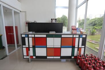 هتل Oyo 92318 Elis Rooms