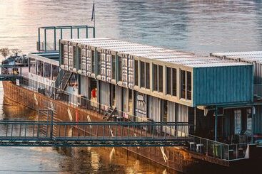 Sundeck Botel