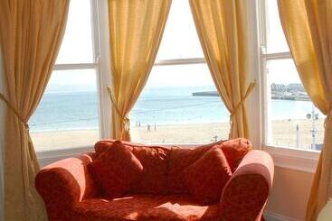 تختخواب و صبحانه The Bourneville