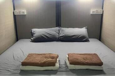 هتل کپسول Meadows Hostel