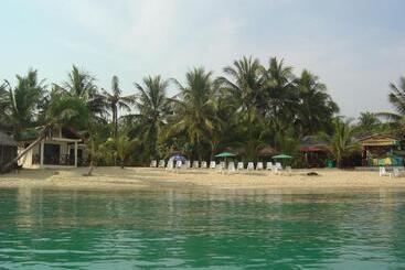 هتل Moonhut Bungalows