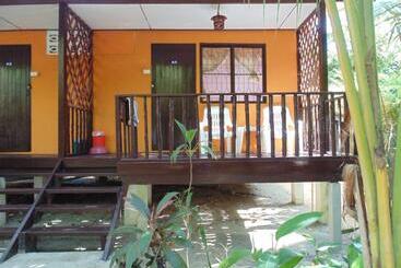 هتل Moonhut Bungalows