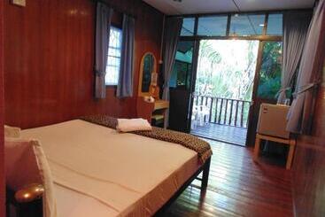 هتل Moonhut Bungalows