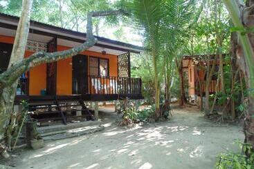 هتل Moonhut Bungalows