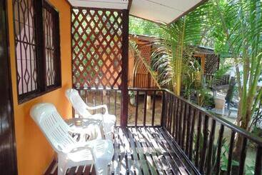 هتل Moonhut Bungalows
