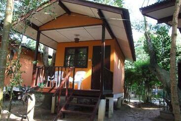 هتل Moonhut Bungalows