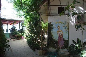 هتل Moonhut Bungalows