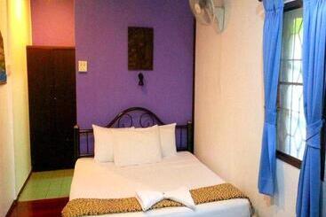 هتل Moonhut Bungalows