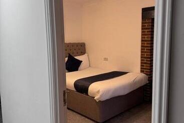 پانسیون All Seasons Gatwick Guest House & Parking