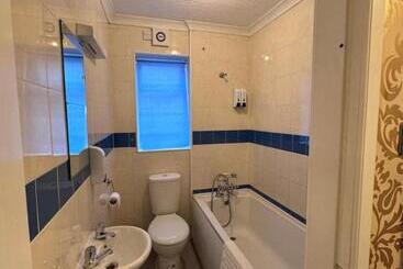 پانسیون All Seasons Gatwick Guest House & Parking