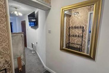 پانسیون All Seasons Gatwick Guest House & Parking