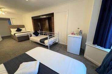 پانسیون All Seasons Gatwick Guest House & Parking