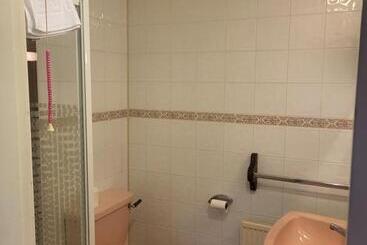 پانسیون All Seasons Gatwick Guest House & Parking
