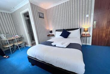 پانسیون All Seasons Gatwick Guest House & Parking