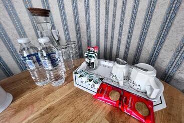 پانسیون All Seasons Gatwick Guest House & Parking