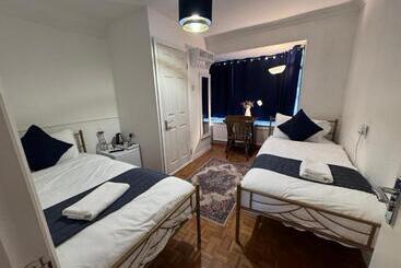 پانسیون All Seasons Gatwick Guest House & Parking