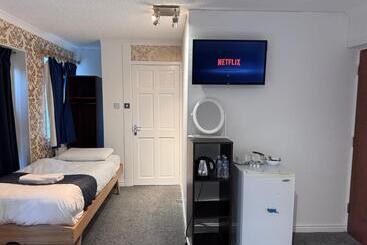 پانسیون All Seasons Gatwick Guest House & Parking