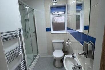 پانسیون All Seasons Gatwick Guest House & Parking