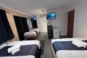 پانسیون All Seasons Gatwick Guest House & Parking