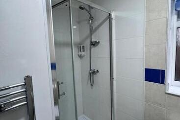 پانسیون All Seasons Gatwick Guest House & Parking