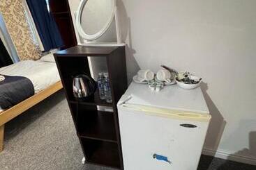 پانسیون All Seasons Gatwick Guest House & Parking